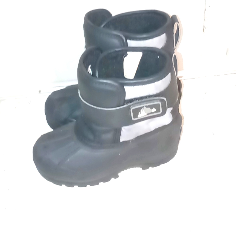 Kid size snow boots